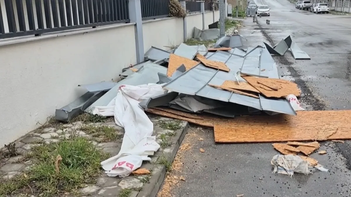 Fırtına binanın çatısını uçurdu, faciadan dönüldü Fırtına binanın çatısını uçurdu, faciadan dönüldü