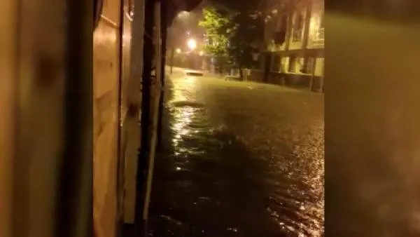 Son dakika: Meteoroloji'den İstanbul ve 6 il için turuncu, 15 ile sarı kodlu uyarı! Esenyurt'ta kuvvetli sağanak su baskınlarına neden oldu