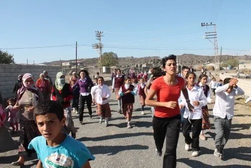 PKK'nın kaçırdığı öğretmenlerini böyle karşıladılar