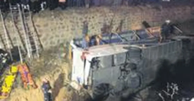 Yolcu otobüsü su kanalına devrildi 7 ölü 28 yaralı