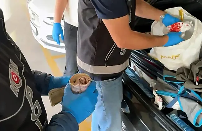 son-dakika-sahte-konkordato-oyunu-coktu-8-kilo-altin-sevgiliden-cikti-15-tutuklama-1767088010113.jpeg (800×518)