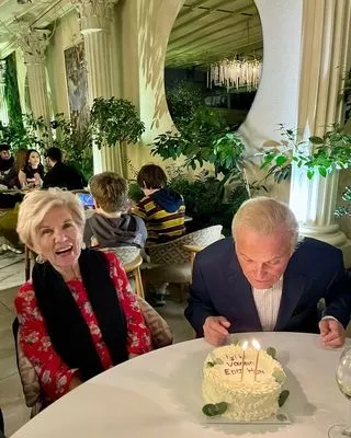 Dile kolay 51 yıl aynı yastığa baş koydular! Yeşilçam’ın efsane oyuncusu Ediz Hun ile eşi Berna Hun’dan duygusal kutlama!