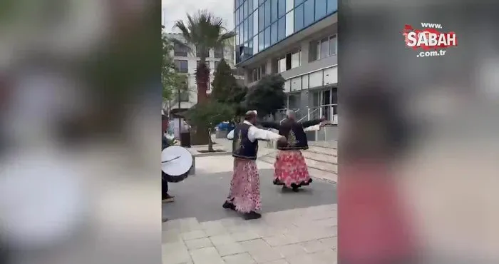 250 bin dolar rüşvet isteyen CHP’li başkana belediye önünde erkek dansözlü protesto! | Video