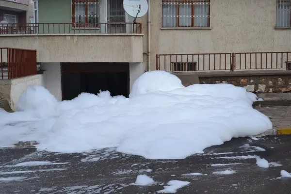 Niğde'de esrarengiz köpük!