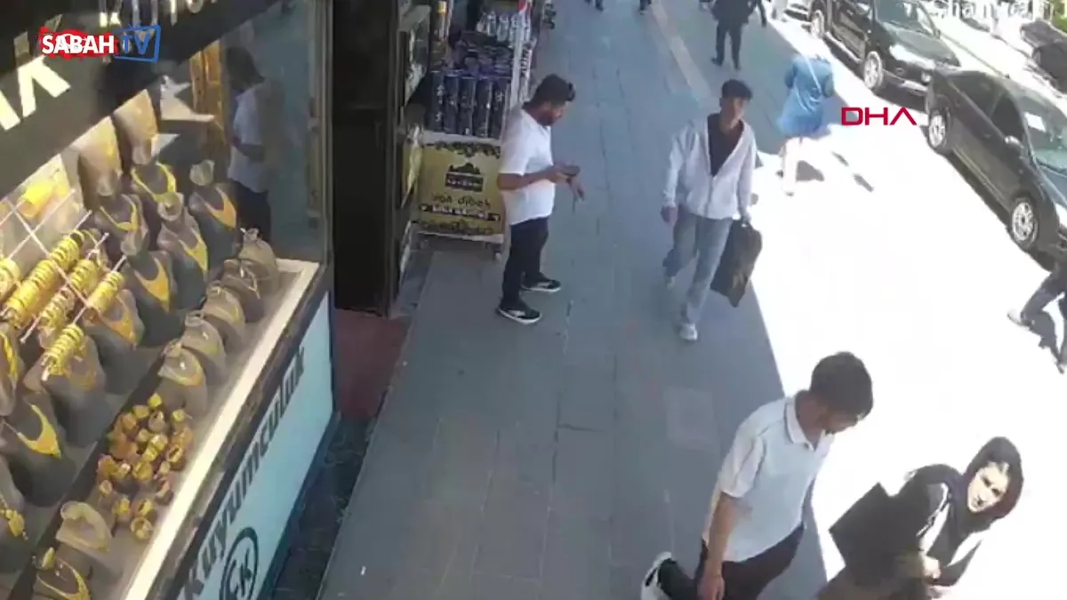 Binadan beton parçaları koptu, caddede yürüyenler son anda kurtuldu videosunu izle Binadan beton parçaları koptu, caddede yürüyenler son anda kurtuldu videosunu izle