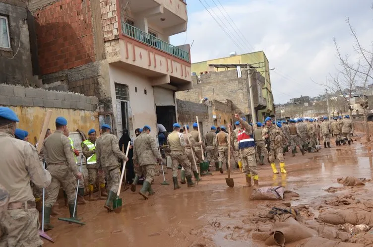 Şanlıurfa'da Mehmetçik sahada... Sel felaketinin yaraları sarılıyor