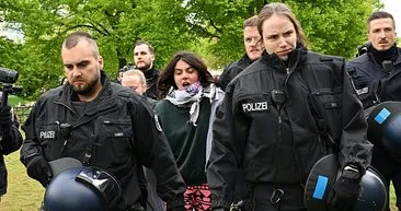 İkiyüzlü Batı birer birer dökülüyor! Almanya’da Filistin destekçilerine polis saldırdı
