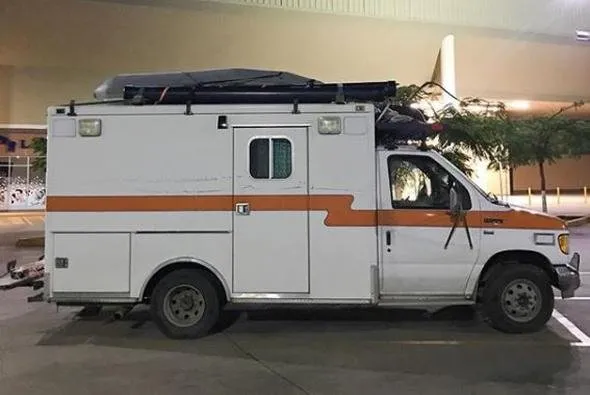 Eski bir ambulansı alıp inanılmaz bir karavana çevirdi!