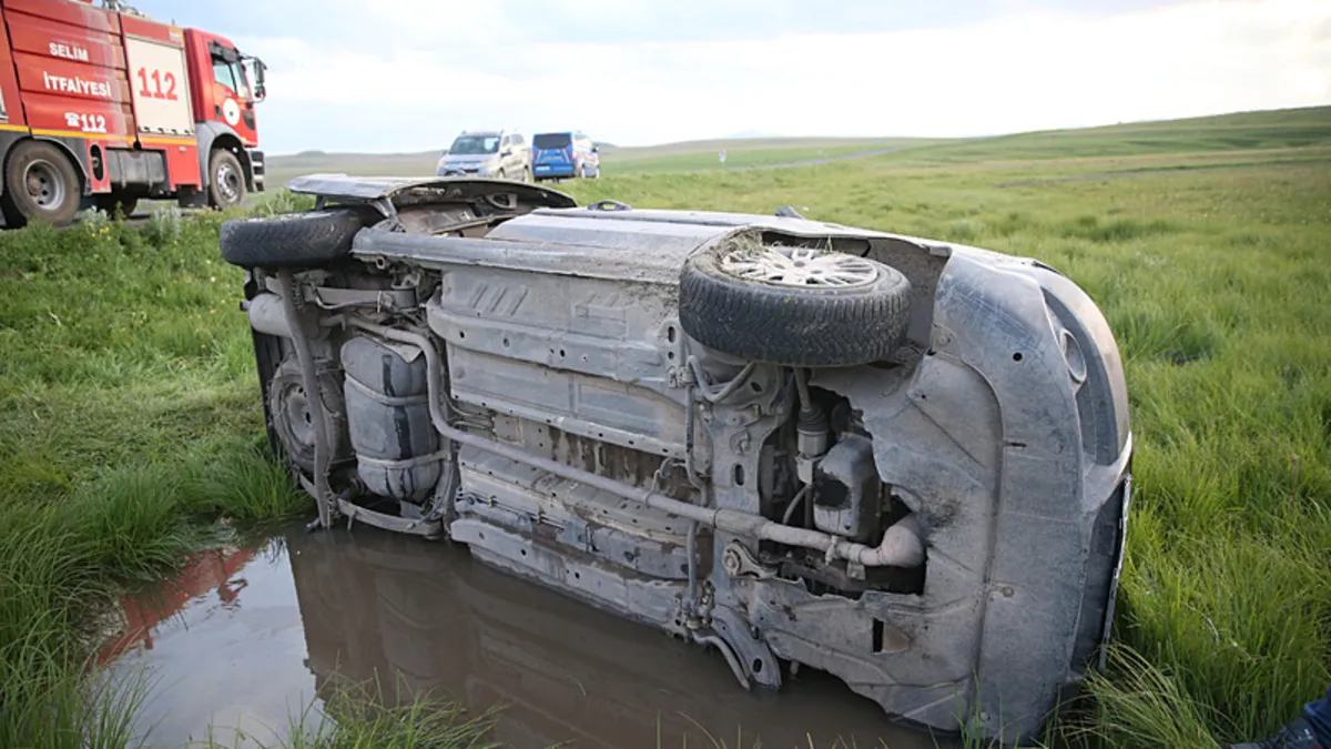 Kars’ta hafif ticari araç şarampole devrildi! 5 yaralı Kars’ta hafif ticari araç şarampole devrildi! 5 yaralı