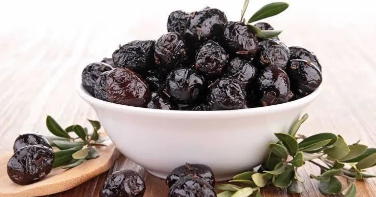 Paslı demirle zeytini karartıyorlar