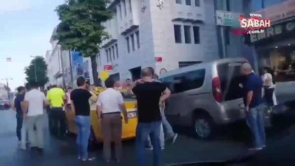 İstanbul Fatih'te müşterisine bıçakla saldıran taksiciyi trafik polis böyle sakinleştirdi!