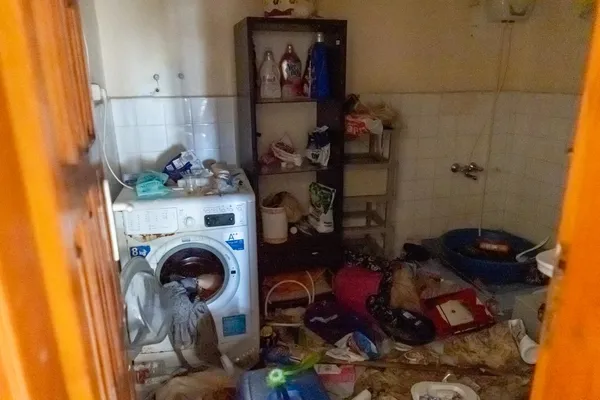 kokudan-mahalle-sakinlerini-isyan-ettiren-evden-5-kamyon-cop-cikarildi-1782990967385.jpg