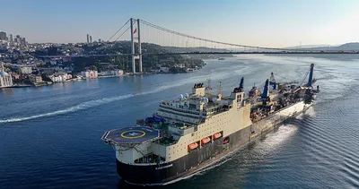 İstanbul Boğazı çift yönlü trafiğe kapatıldı: 325 metrelik dev Castorone gemisi geçiş yaptı!