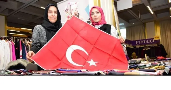 Türk bayrağından başörtüsü tasarladı