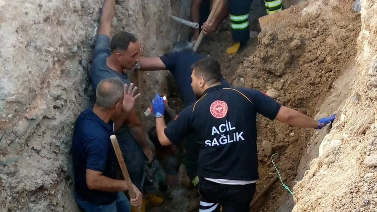 Adıyaman'da kazı alanında göçük altında kalan işçi ekiplerce kurtarılıyor.