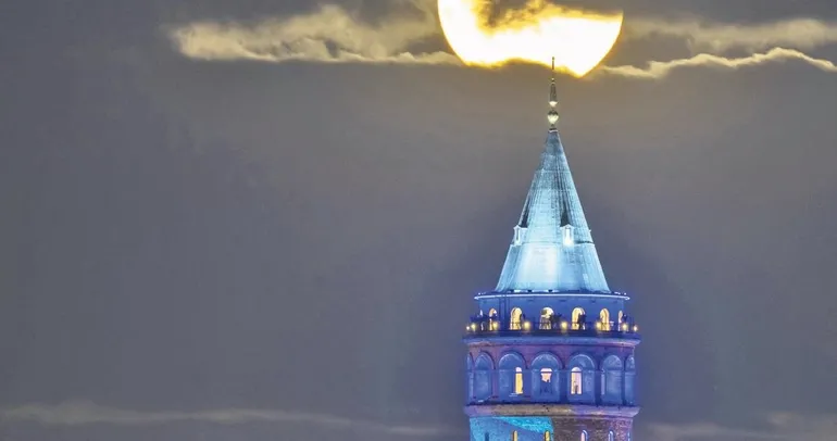 Galata’da dolunay büyüledi