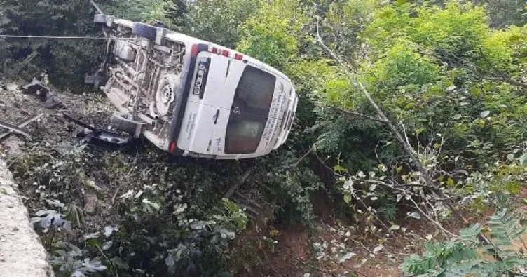 Minibüs, köprünün korkuluğuna çarpıp devrildi: 8 yaralı