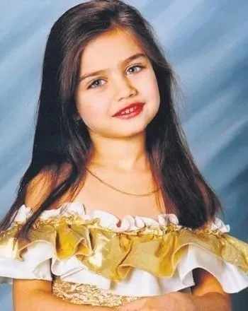 Bakışları hep aynı Bu tatlı kız çocuğu şimdi çok ünlü bir oyuncu!