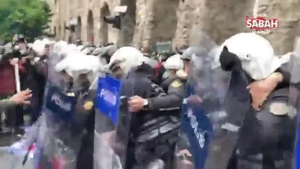 Taksim'e girmeye çalışan gruplar, polis barikatına ve polislere böyle saldırdı | Video