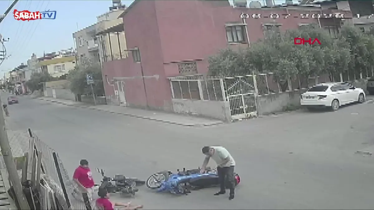 2 motosiklet kafa kafaya çarpıştı: 3 yaralı! Kaza anı kamerada | Video videosunu izle 2 motosiklet kafa kafaya çarpıştı: 3 yaralı! Kaza anı kamerada | Video videosunu izle