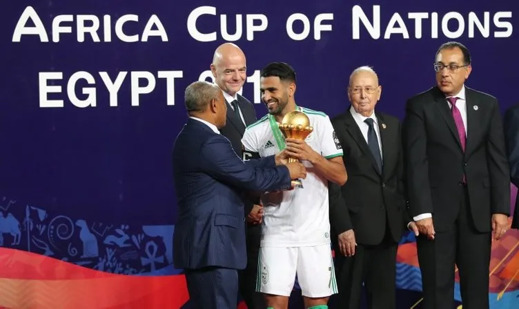 Afrika Kupasını kazanan Cezayir’in yıldızı Riyad Mahrez Mısır Başbakanı’nı görmezden geldi!