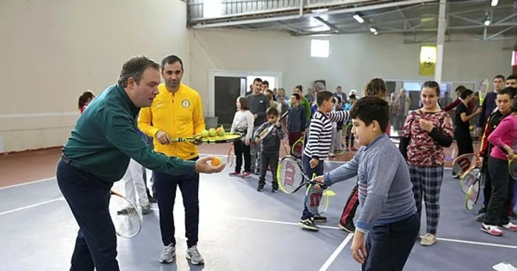 Zihinsel engelli çocuklara tenis eğitimi