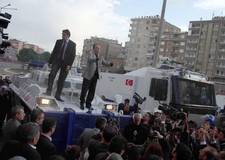 Osman Baydemir polis panzerine çıktı
