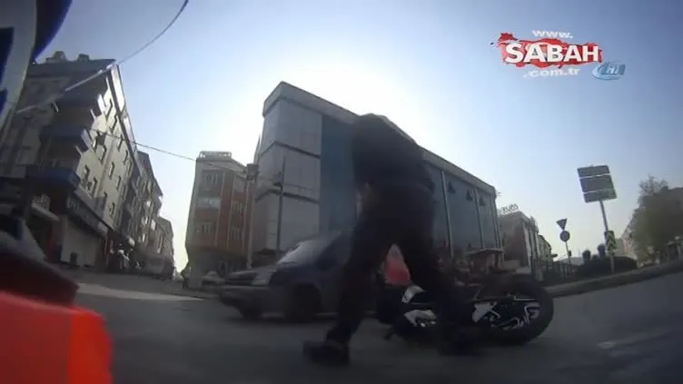 Ters dönüş yapan araç motosiklete böyle çarptı