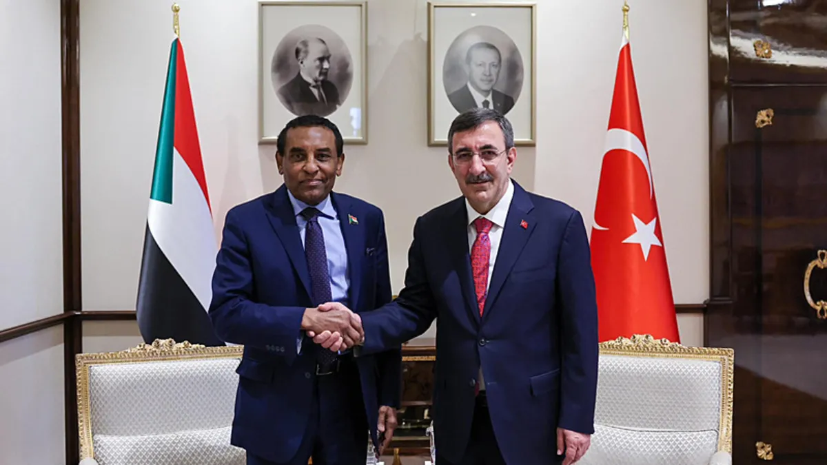 Cumhurbaşkanı Yardımcısı Yılmaz, Sudan Başbakanı İdris ile bir araya geldi