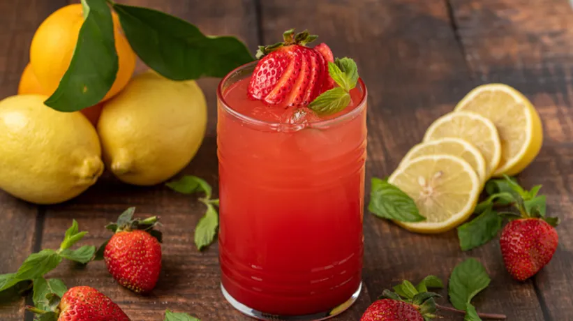 Sadece 4 malzemeyle hazırlanıyor! Pratik çilekli limonata tarifi
