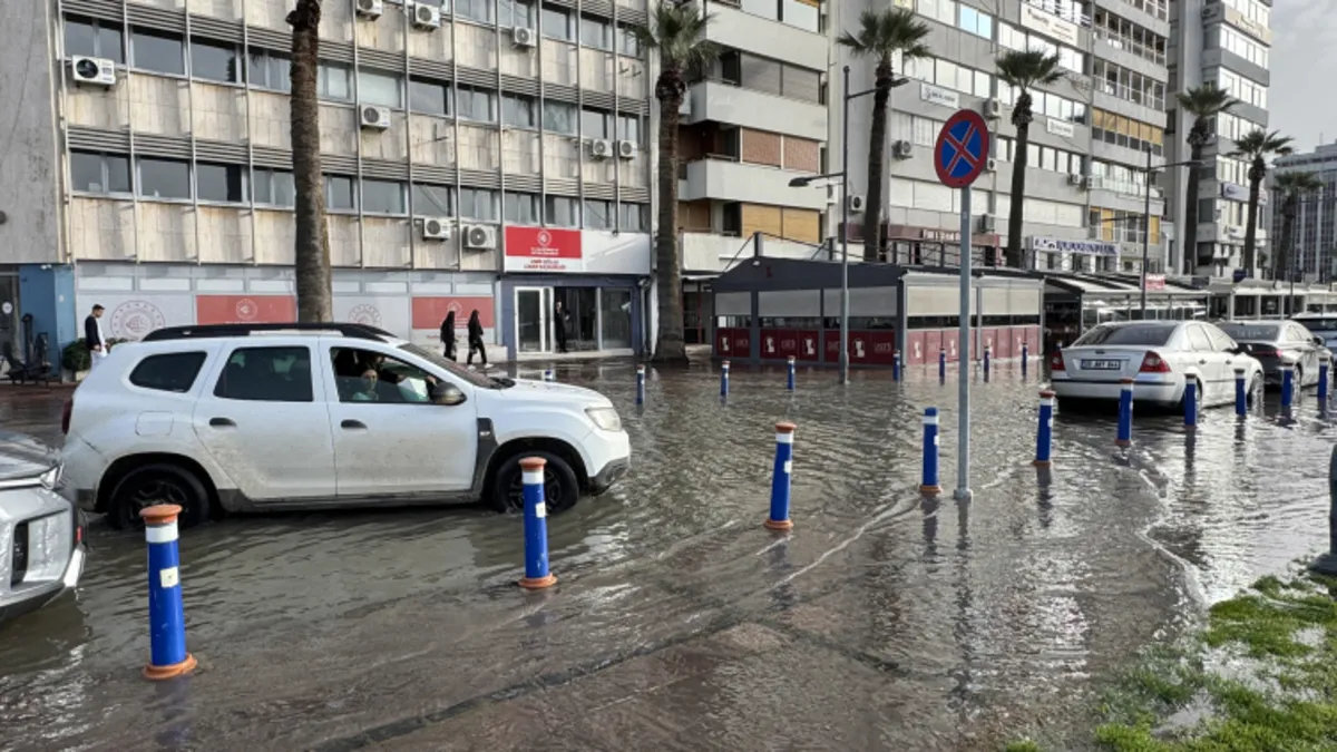 Sağanak yağmur ve şiddetli lodos İzmir’i vurdu! Kordon su altında! Sağanak yağmur ve şiddetli lodos İzmir’i vurdu! Kordon su altında!