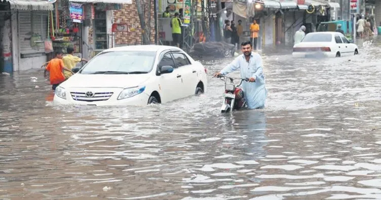 Pakistan’da yağışlar evleri yıktı: 6 ölü