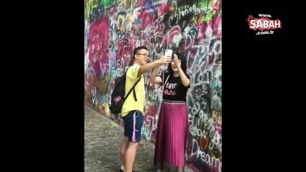 Erkek arkadaşına selfie çubuğu muamelesi yapan kadın görenleri şaşırttı