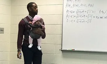 Ders süresince öğrencisinin bebeğini taşıdı