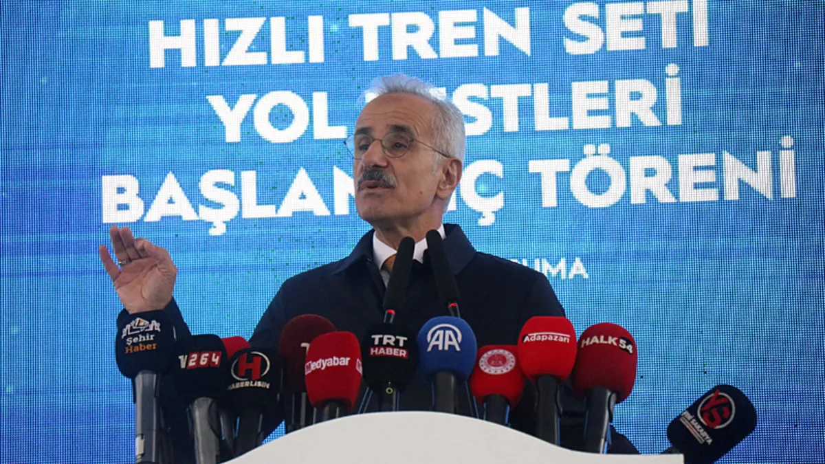 Bakan Uraloğlu: “Trenlerimizi gelecekte var olacak ihtiyaçları karşılamak üzere tasarladık” Bakan Uraloğlu: “Trenlerimizi gelecekte var olacak ihtiyaçları karşılamak üzere tasarladık”