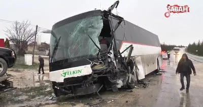 Eskişehir’de mahsur kalan sürücüye yardıma giden muhtarın traktörüne otobüs çarptı: 1 yaralı | Video