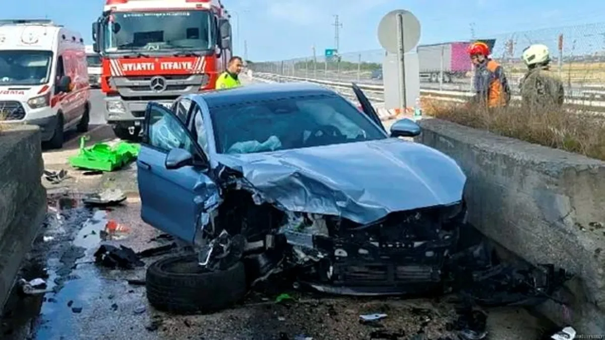 Silivri'de gişe duvarına çarpan otomobil.
