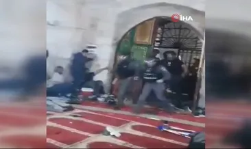 İsrail güçlerinin Mescid-i Aksa’ya saldırı anı kameralara yansıdı