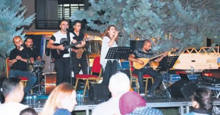 Sonbahar serinliğinde park konseri