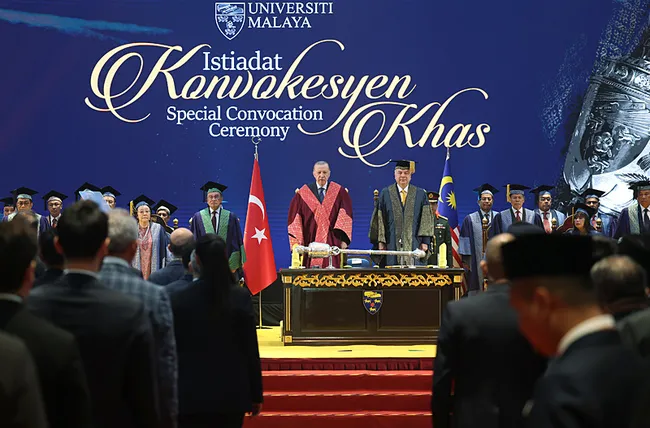 son-dakika-baskan-erdogana-malezyada-fahri-doktora-verildi-ortakligimizi-kapsamli-stratejik-duzeye-cikardik-1739175187679.jpeg