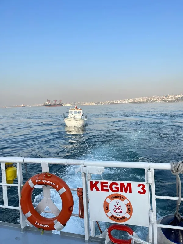 sarayburnu-onlerinde-arizalanan-balikci-teknesini-kiyi-emniyet-kurtardi-1666780325646.jpg