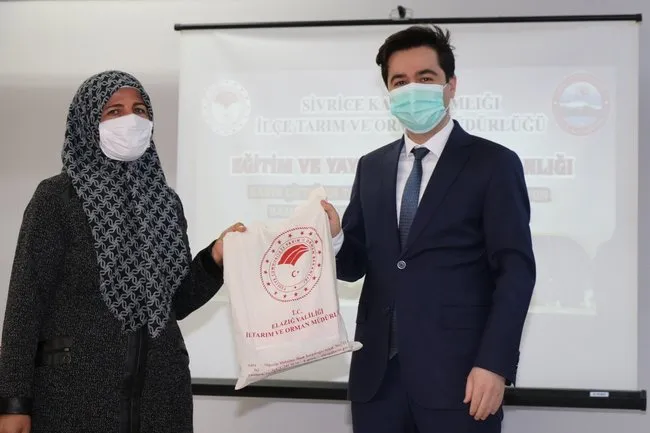 Elazığ’da üreticilere bamya tohumu dağıtıldı