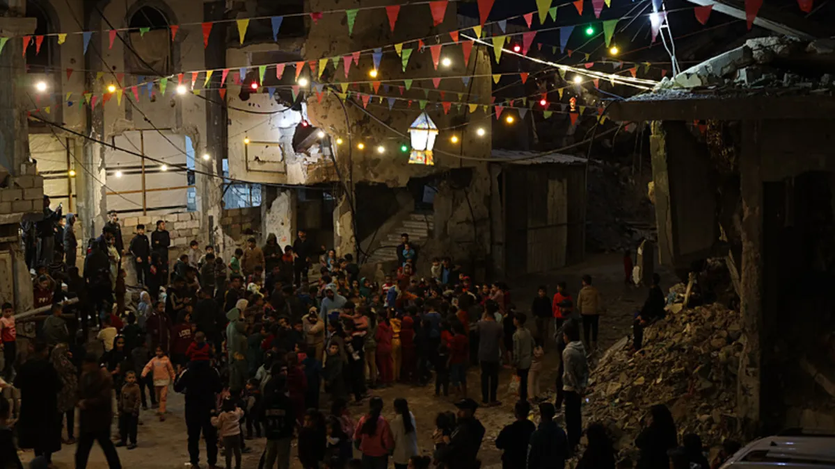 Gazze’deki Filistinliler, katliamın gölgesinde ilk iftarını açtı Gazze’deki Filistinliler, katliamın gölgesinde ilk iftarını açtı