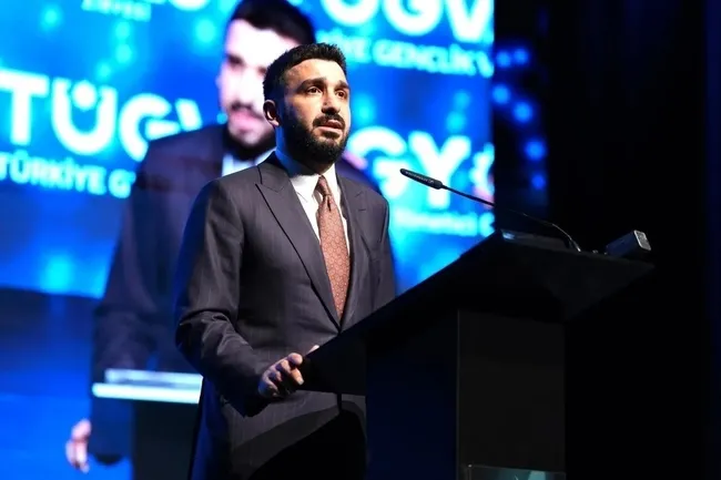 ticaret-bakani-bolat-tugva-zirvesinde-genclere-seslendi-turkiyenin-gelecegi-3gden-geciyor-1778350509289.jpeg