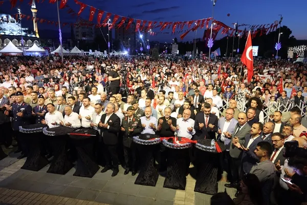 kayseride-15-temmuzun-10-yilinda-binlerce-kisi-meydanlara-gitti-1784146621251.jpg