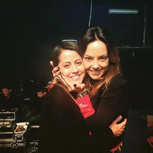 Ebru Gündeş'ten vokalistine destek