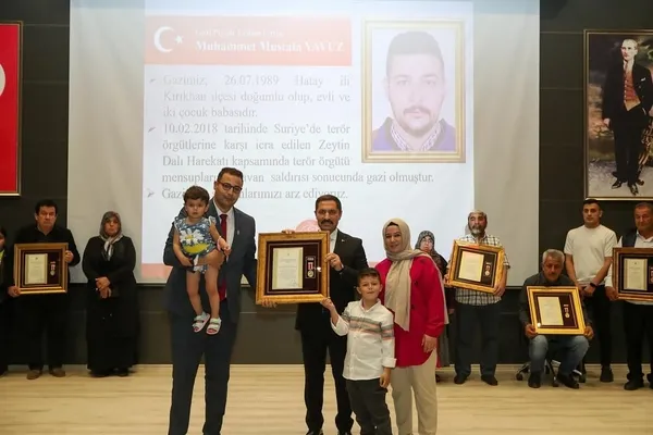 sehit-aileleri-ve-gazilere-devlet-ovunc-madalyasi-1742323449712.jpg