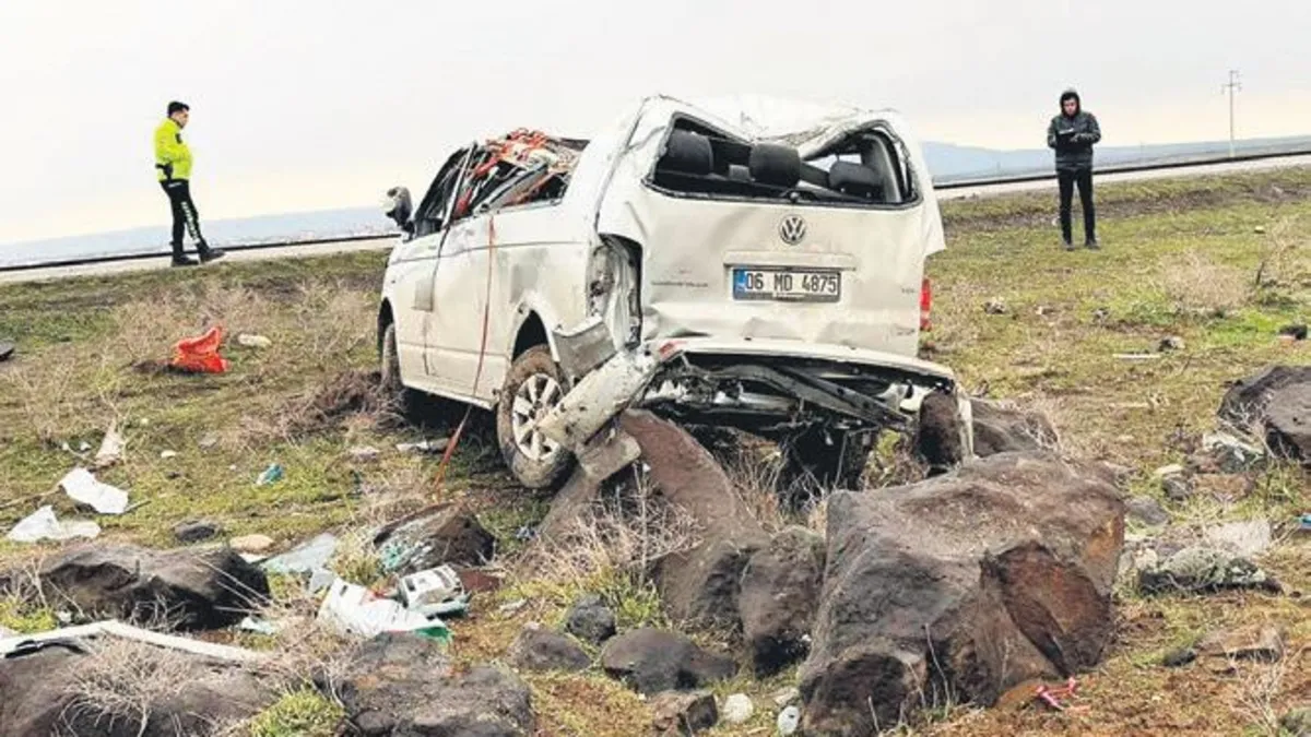 Minibüs takla attı: 2 ölü, 6 yaralı