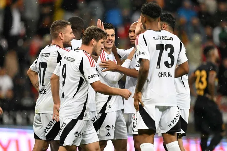 Son dakika haberleri: Beşiktaş’ta 7 oyuncu için flaş karar! Van Bronckhorst biletlerini kesti...