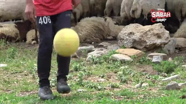 Hayali futbolcu olmak! Dağlarda, yaylalarda hem çobanlık yapıyor, hem antrenman | Video